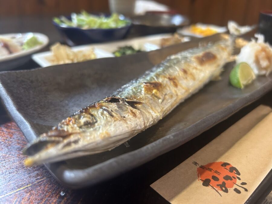 海鮮酒房なぶらさんへ秋刀魚の塩焼きを頂きに行きました。